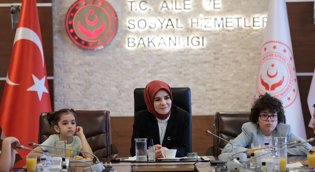 Bakanımız Göktaş, 23 Nisan dolayısıyla dolayısıyla şehit ve gazi çocuklarını ağırladı