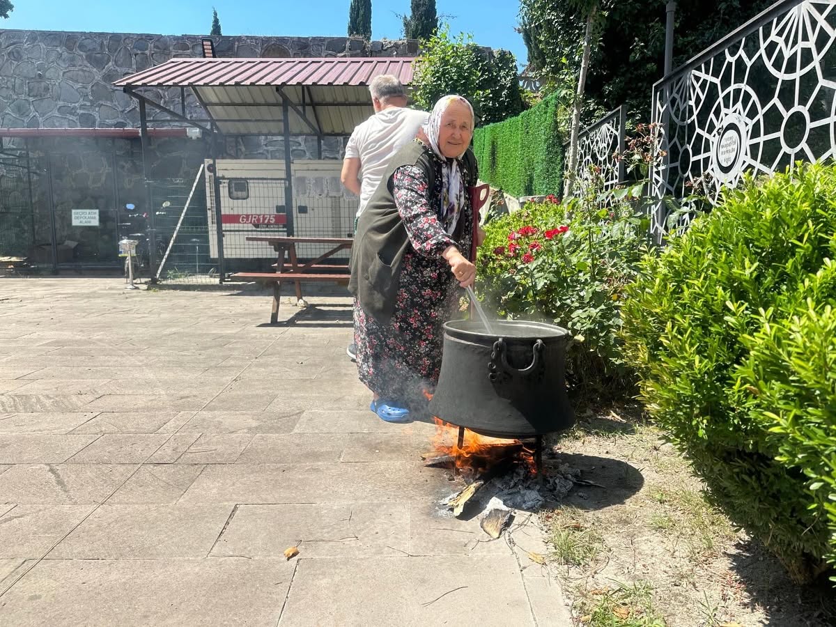Fatsa Huzurevi’nde Aşure Bereketi: Geleneklerimiz Paylaşım ve Birlikte Hayat Buluyor
