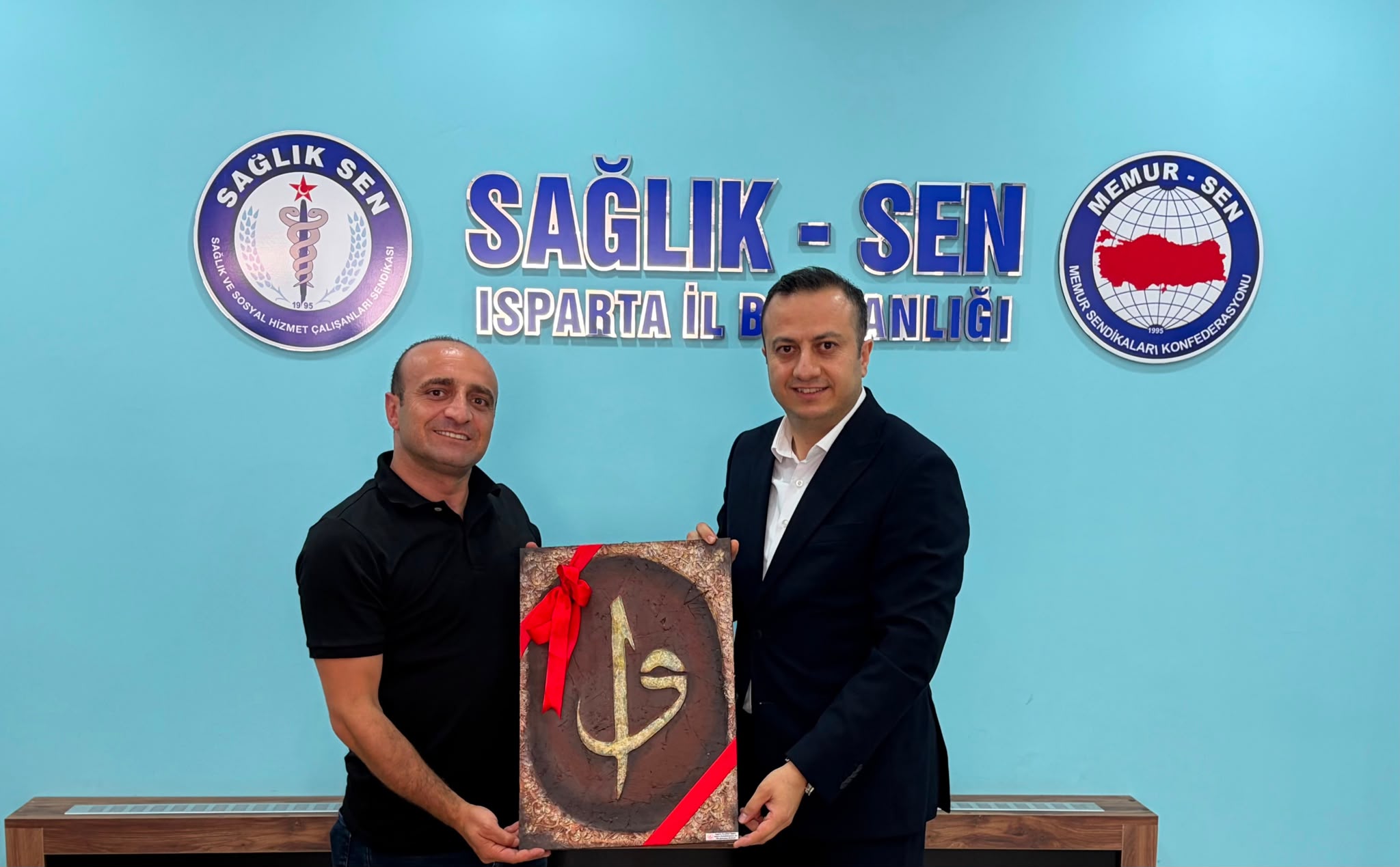 İl Müdürümüz Selim Köse, İl Müdür Yardımcılarımız Kamile Şahin ve Neslihan Şeyma Taşaltın Soydinç ile Isparta Sosyal Hizmet Merkezi Müdürümüz G. Volkan Özdemir, yeniden Sağlık-Sen Isparta Şube Başkanlığına seçilen Mahmut Ağun'a hayırlı olsun ziyaretinde bulundu.