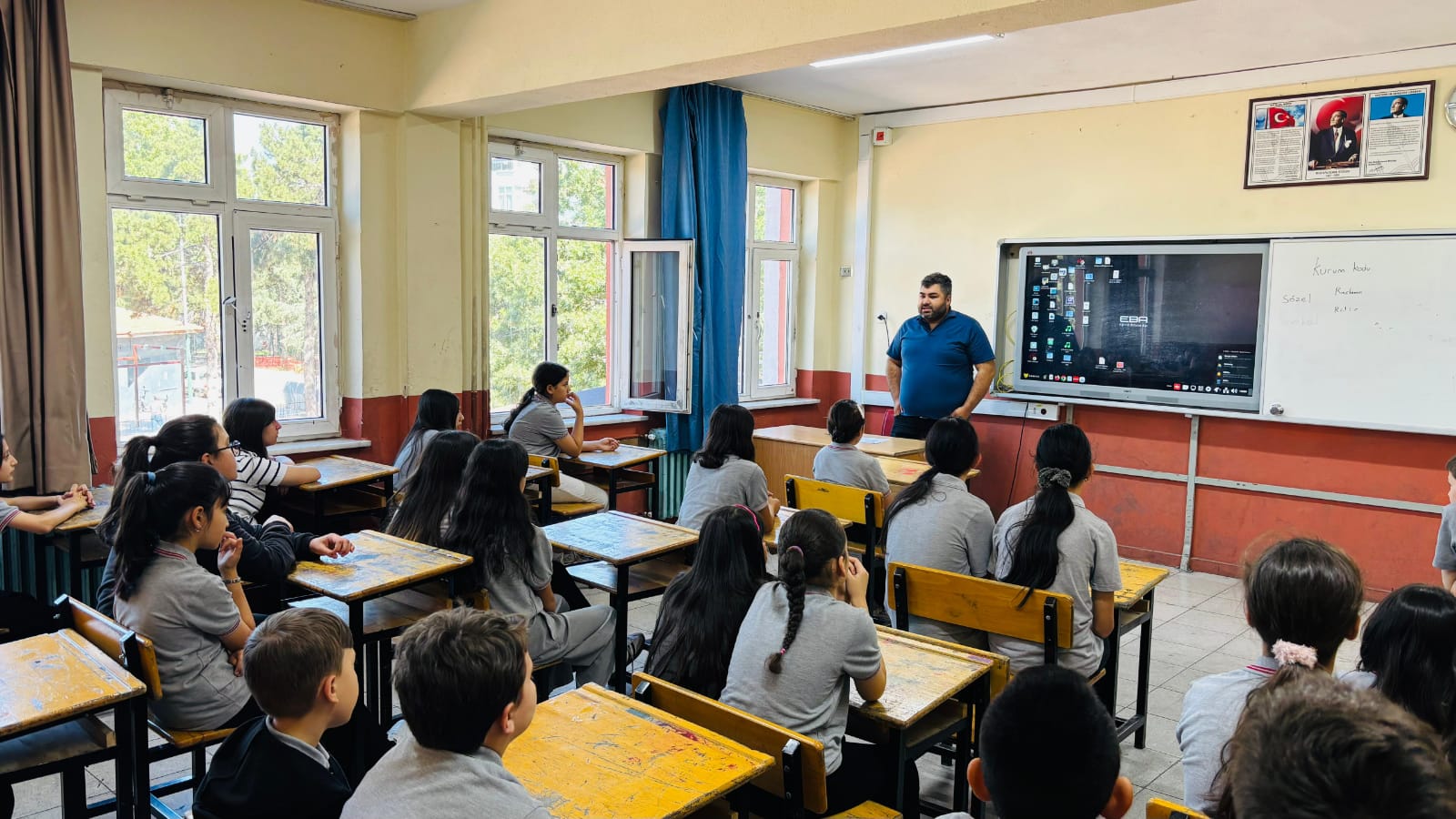 Yalvaç Sosyal Hizmet Merkezimiz olarak, Yalvaç Mehmet Akif Ersoy Ortaokulu öğrencilerine yönelik "Bilinçli Medya Okuryazarlığı" konulu bilgilendirme semineri gerçekleştirdik.