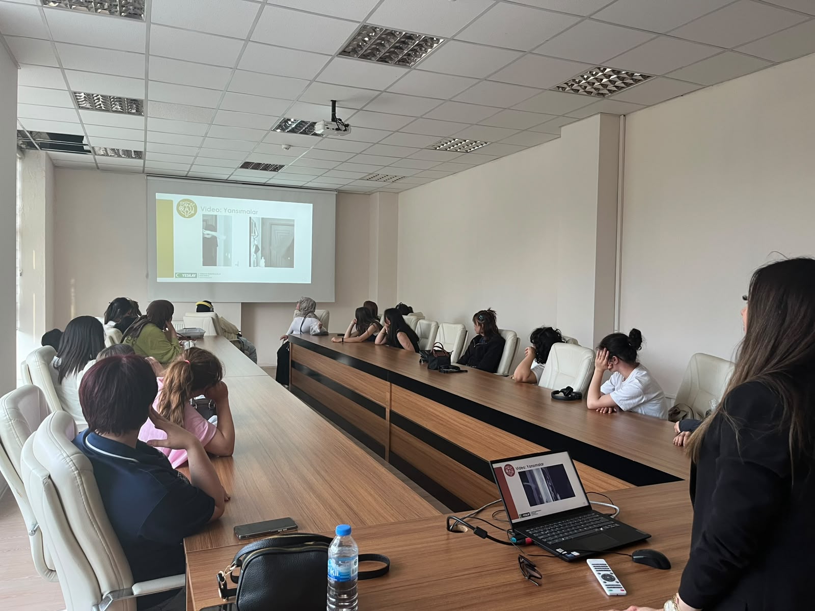 Türkiye Bağımlılıkla Mücadele Programı kapsamında, çocuk evlerimizde kalan kız çocuklarımıza yönelik “Madde Bağımlılığı” konulu farkındalık eğitim düzenledik.
