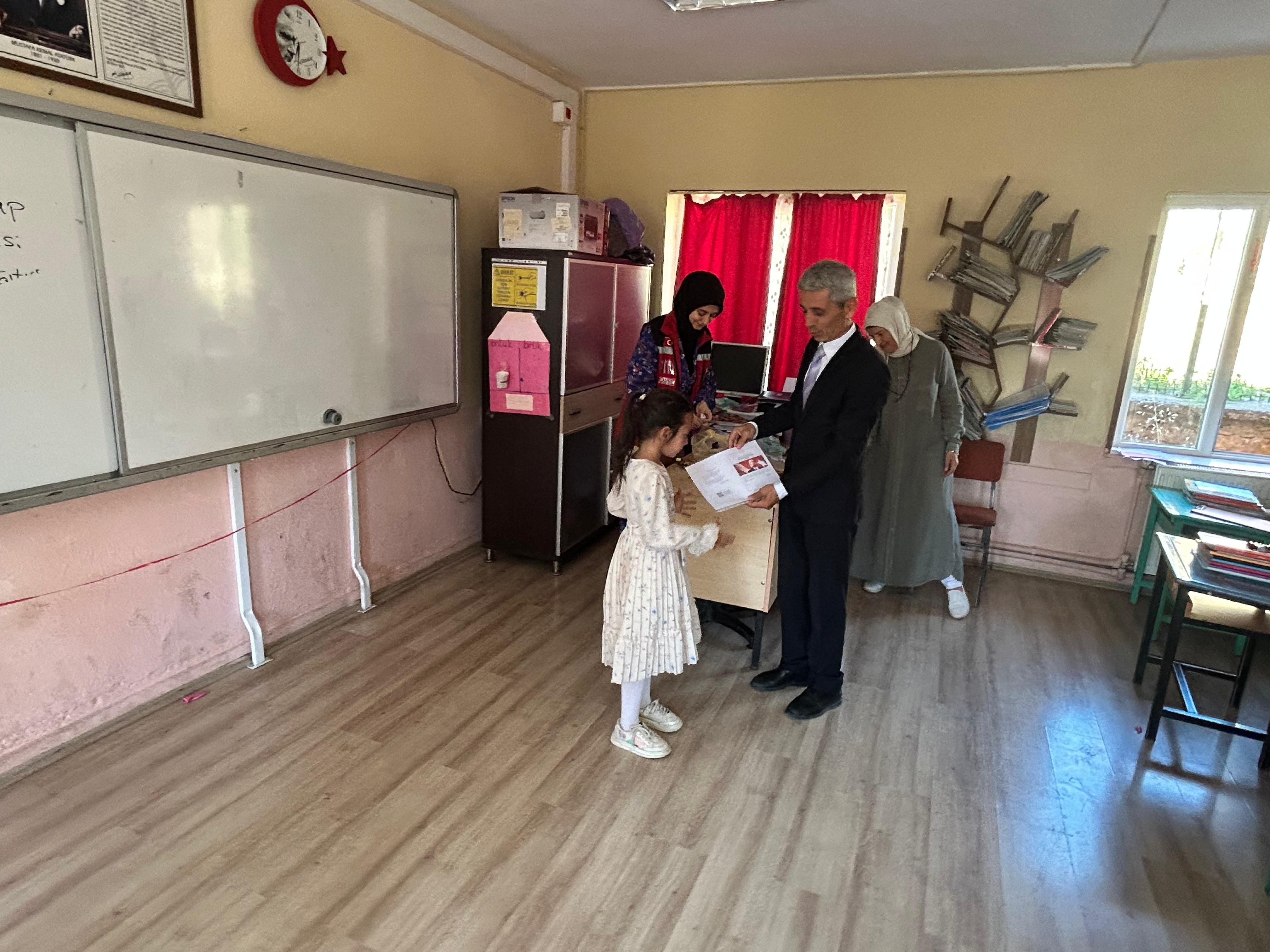 Şarkikaraağaç Sosyal Hizmet Merkezimiz olarak, ilçemiz Çarıksaraylar Kasabası Suvar İlkokulunda düzenlenen yıl sonu karne dağıtım programına katılarak öğrencilerimizin karne heyecanına ortak olduk.