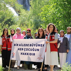 30 Haziran Koruyucu Aile Günü Etkinlikleri Kapsamında Müdürlüğümüz Tarafından Koruyucu Ailelerimiz Ve Çocuklarımız İle Birlikte Kültürel Bir Gezi Gerçekleştirdik. Çağlayan Şelalesi’ni Ziyaret Eden Ailelerimiz Ve Çocuklarımız, Doğayla İç İçe Keyifli Bir Gün Geçirdi. - fotoğraf 1