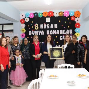 Zonguldak Sosyal Dayanışma Merkezinde Roman kursiyerlerin el emeği ürünlerinden oluşan bir sergi gerçekleştirilmiştir. - fotoğraf 2