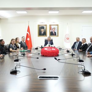 Roman Kursiyerlerimiz Romanlar Günü vesileyle Sn.Valimiz Osman HACIBEKTAŞOĞLU ile bir araya gelmişlerdir. - fotoğraf 2