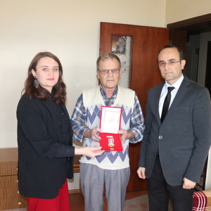 Kıbrıs Barış Harekatına Katılan Gazilerimize Madalyaları Kendilerine Tevcih Edildi - fotoğraf 1