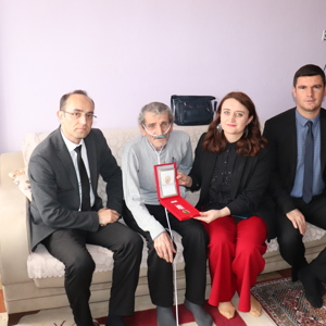 Kıbrıs Barış Harekatına Katılan Gazilerimize Madalyaları Kendilerine Tevcih Edildi - fotoğraf 4