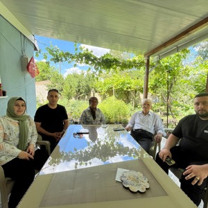 İl Müdürümüz Harun TOHUMCU, Babalar Günü dolayısıyla Şehit Polis Memuru Serhan ALIŞKAN’ın kıymetli ailesini ziyaret etti. - fotoğraf 1