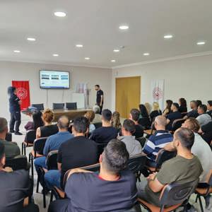 İl Müdürlüğümüze bağlı Çağlanur Uçar Yaşlı Bakım ve Rehabilitasyon Merkezi'nde kuruluş personellerine yönelik Edirne İl Afet ve Acil Durum Müdürlüğü tarafından ‘Afet ve Afet Bilinci Çök-Kapan-Tutun Eğitimi’ verildi. - fotoğraf 1