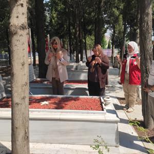 03.07.1995 tarihinde Hakkari Çukurca’ da Şehit olan P.Komd.Çvş Aydın ANBARLI kabri başında dualar ile anıldı.  - fotoğraf 1