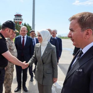 Bir dizi ziyaretlerde bulunmak ve programlara katılmak üzere ilimizi teşrif eden Aile ve Sosyal Hizmetler Bakanımız Sayın Mahinur Özdemir Göktaş Erzincan Yıldırım Akbulut Havalimanı'nda karşılandı. - fotoğraf 1