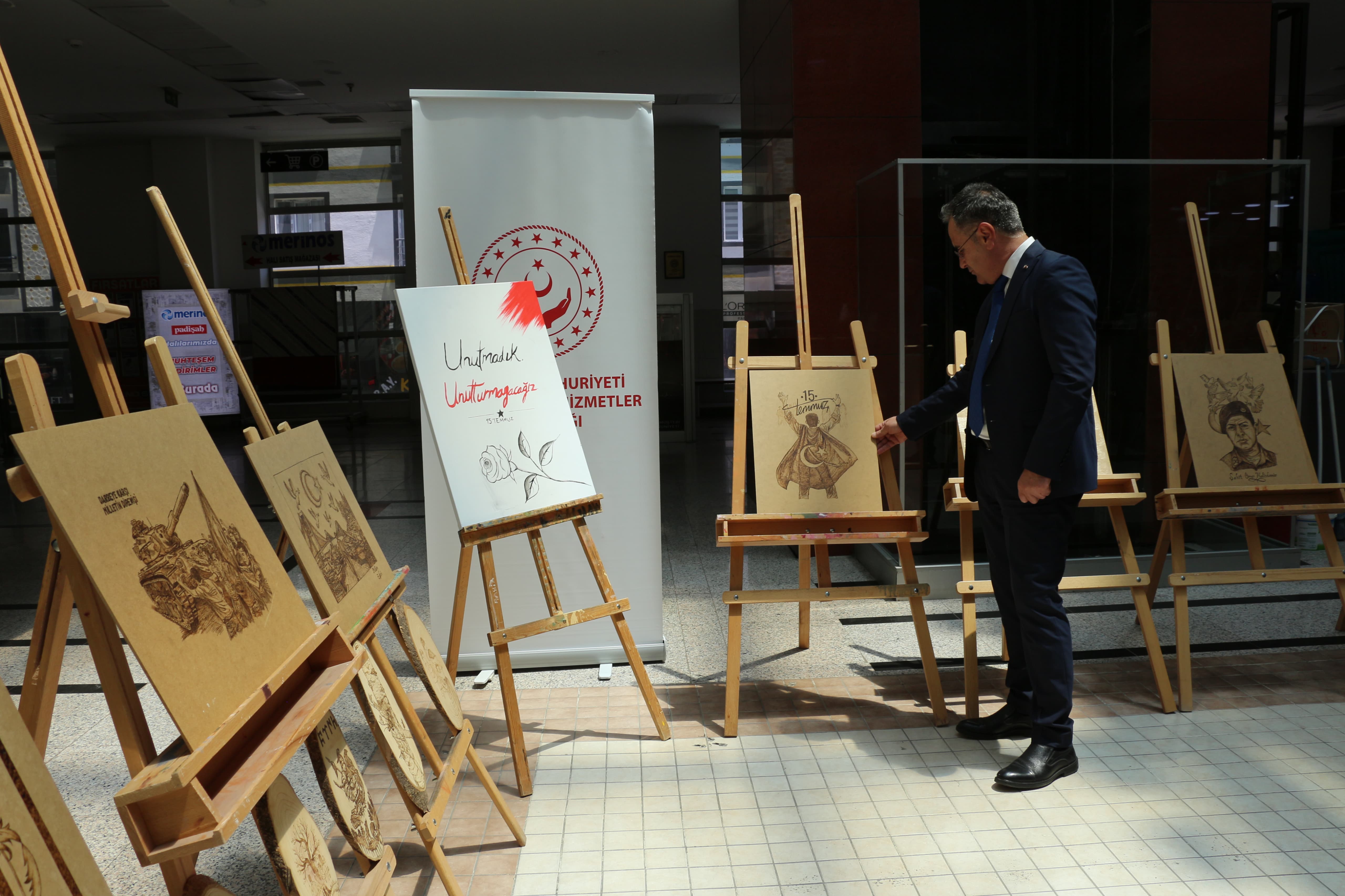  Çizgiler ve Fotoğraflarla 15 Temmuz Sergisi