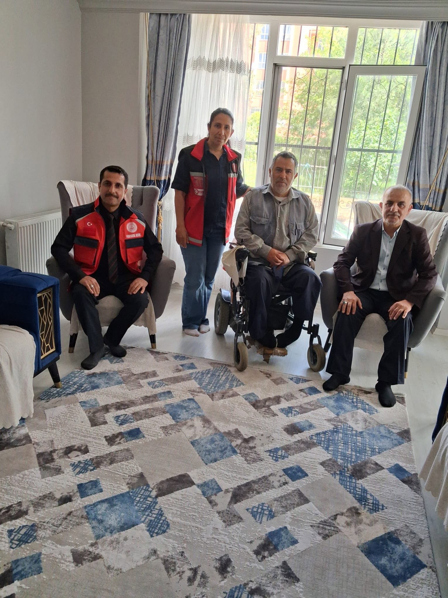 İl Müdürlüğümüze bağlı Karaköprü Sosyal Hizmet Merkezimiz, Milli Aile Haftası vesilesiyle Demir ailesini ziyaret etti