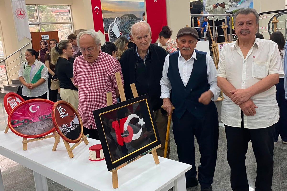  Huzurevi Sakinlerimizden 15 Temmuz Sanat Sergisine Anlamlı Ziyaret