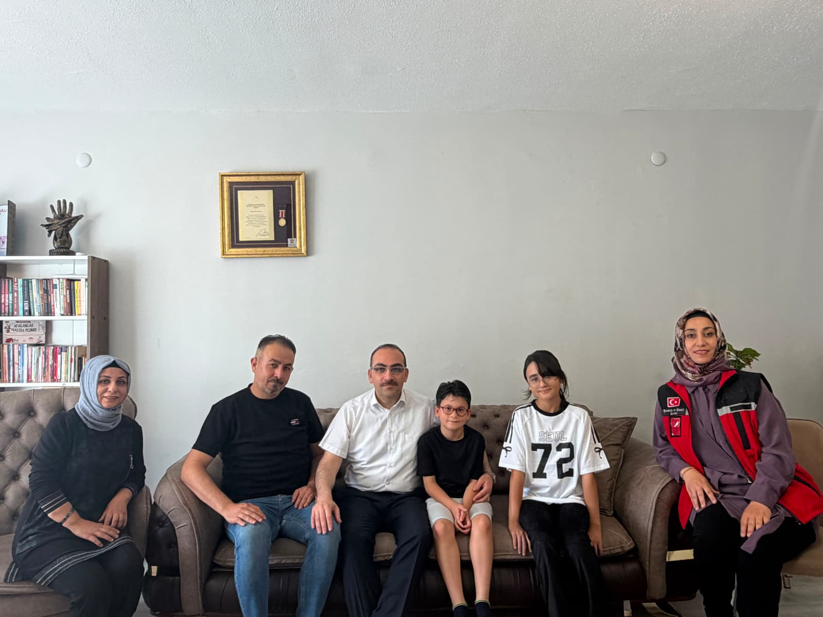 İl Müdürümüz Sn. Cüneyd ÖZDEMİR, 15 Temmuz Demokrasi ve Millî Birlik Günü kapsamında, İl Müdürlüğümüzde görev yapan 15 Temmuz Gazisi Yüksel SERBES'i ziyaret etti