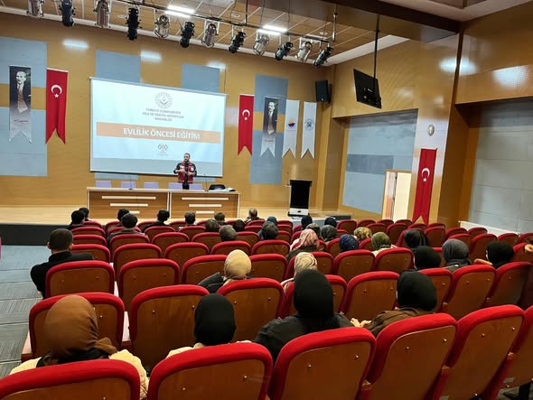 Sinop Üniversitesi İlahiyat Fakültesi Öğrencilerine Evlilik Öncesi Süreçler Eğitimi Verildi