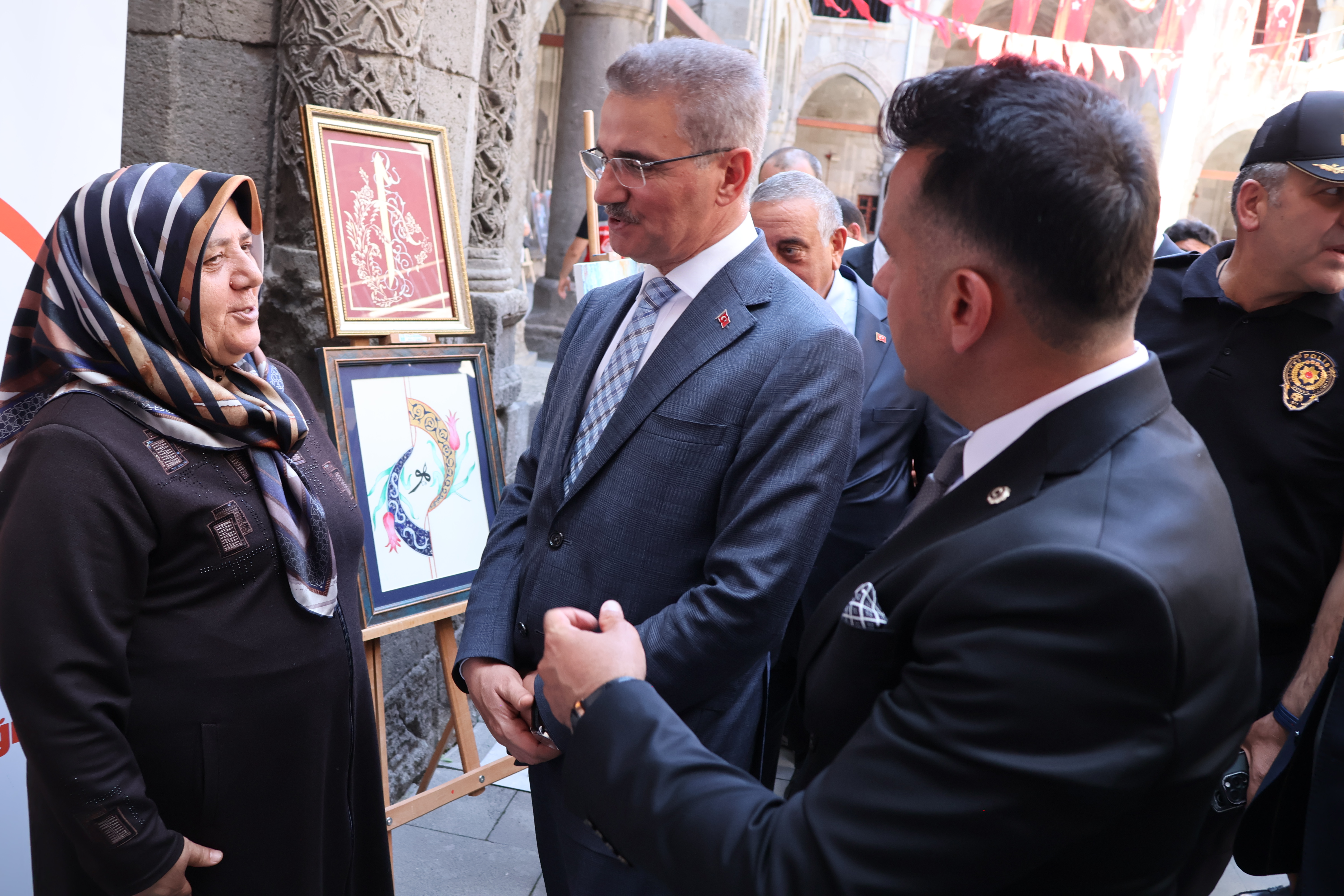 “İrade Bizim, Zafer Bizim” Temalı Çini, Tezhip ve Ebru Sergisi Açıldı