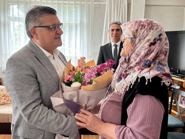 Cennet Annelerin Ayakları Altındadır