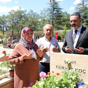 15 Temmuz Demokrasi ve Millî Birlik Günü’nün 10. Yılında Karşıyaka Şehitliği Ziyaret Edildi - fotoğraf 4