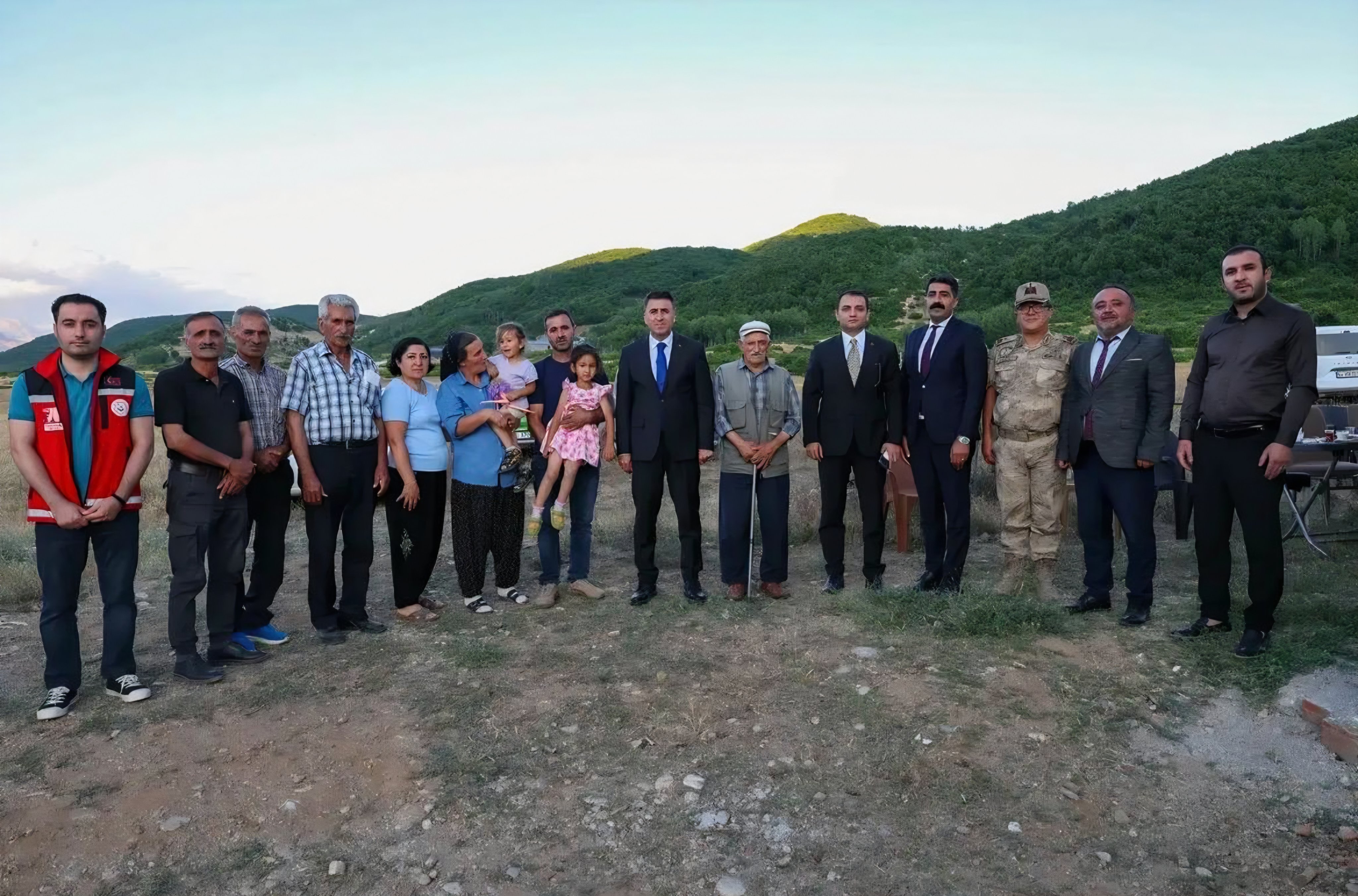 Valimiz Sayın Şefik Aygöl, Şehit Evlatlarımız Nupelda Güloğlu ile Ayaz Güloğlu'nun Kıymetli Ailesini Ziyaret Etti