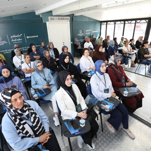 Bakanlığımız İle Halkbank İş Birliğinde Yürütülen “Yükselen Kadınlar Kendi İşim Benim İzim” Projesi Kapsamında, Yükselen Kadınlar Girişimcilik Eğitim Tırı İlimizde Katılımcılarla Buluştu. - fotoğraf 5
