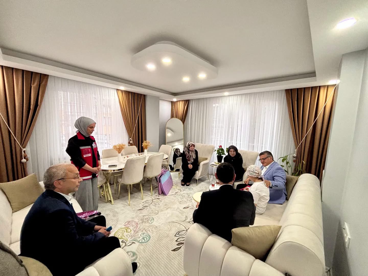 Vali Özarslan'dan Buğlem ve Ailesine Geçmiş Olsun Ziyareti