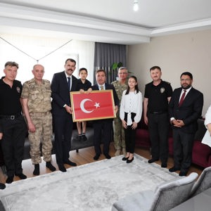 Valimiz Sayın Hamza Aydoğdu ve beraberindeki birim amirleri, Gazimiz Polis Memuru Sn. Can Gülsever'i ve aile bireylerini ziyaret ettiler. - fotoğraf 1