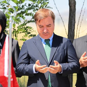 Valimiz Sayın Hamza Aydoğdu,  şehitlerimizin yakınları, il ve ilçe protokolü, siyasi parti ve STK yöneticileri ile birlikte15 Temmuz Demokrasi ve Millî Birlik Günü dolayısıyla Edebük Şehitliği’ni ziyaret ettiler. - fotoğraf 1
