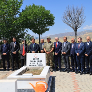 Valimiz Sayın Hamza Aydoğdu,  şehitlerimizin yakınları, il ve ilçe protokolü, siyasi parti ve STK yöneticileri ile birlikte15 Temmuz Demokrasi ve Millî Birlik Günü dolayısıyla Edebük Şehitliği’ni ziyaret ettiler. - fotoğraf 4