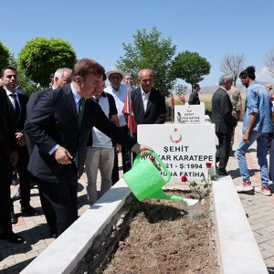 Valimiz Sayın Hamza Aydoğdu,  şehitlerimizin yakınları, il ve ilçe protokolü, siyasi parti ve STK yöneticileri ile birlikte15 Temmuz Demokrasi ve Millî Birlik Günü dolayısıyla Edebük Şehitliği’ni ziyaret ettiler. - fotoğraf 6