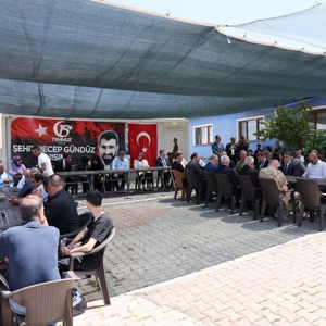 Valimiz Sayın Hamza Aydoğdu, siyasi parti ve STK yöneticileri, il ve ilçe protokolü ile birlikte15 Temmuz Demokrasi ve Millî Birlik Günü dolayısıyla 15 Temmuz Şehidimiz Recep Gündüz'ün ailesini ziyaret ettiler. - fotoğraf 2