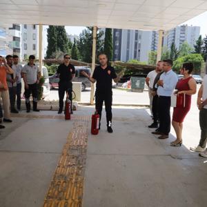 İl Müdürlüğümüz personellerine, Adana Büyükşehir Belediyesi İtfaiye Daire Başkanlığınca yangın güvenliği eğitimi ve tatbikatı gerçekleştirildi - fotoğraf 1