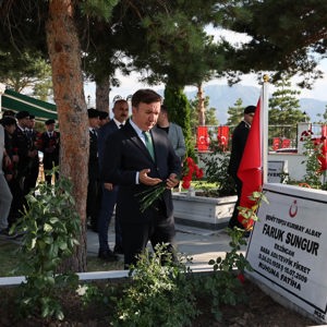 Valimiz Sayın Hamza Aydoğdu, şehitlerimizin yakınları, ilimiz protokolü, askeri ve sivil erkan ile birlikte Garnizon Şehitliği’ni ziyaret ederek aziz şehitlerimizin kabirlerine karanfiller bıraktı ve dualar etti. - fotoğraf 1