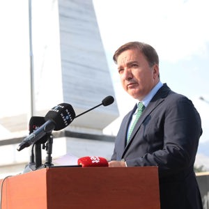 Valimiz Sayın Hamza Aydoğdu, şehitlerimizin yakınları, ilimiz protokolü, askeri ve sivil erkan ile birlikte Garnizon Şehitliği’ni ziyaret ederek aziz şehitlerimizin kabirlerine karanfiller bıraktı ve dualar etti. - fotoğraf 2
