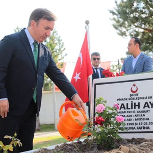 Valimiz Sayın Hamza Aydoğdu, şehitlerimizin yakınları, ilimiz protokolü, askeri ve sivil erkan ile birlikte Garnizon Şehitliği’ni ziyaret ederek aziz şehitlerimizin kabirlerine karanfiller bıraktı ve dualar etti. - fotoğraf 7