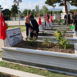 Valimiz Sayın Hamza Aydoğdu, şehitlerimizin yakınları, ilimiz protokolü, askeri ve sivil erkan ile birlikte Garnizon Şehitliği’ni ziyaret ederek aziz şehitlerimizin kabirlerine karanfiller bıraktı ve dualar etti. - fotoğraf 13