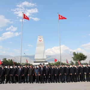 Valimiz Sayın Hamza Aydoğdu, şehitlerimizin yakınları, ilimiz protokolü, askeri ve sivil erkan ile birlikte Garnizon Şehitliği’ni ziyaret ederek aziz şehitlerimizin kabirlerine karanfiller bıraktı ve dualar etti. - fotoğraf 15