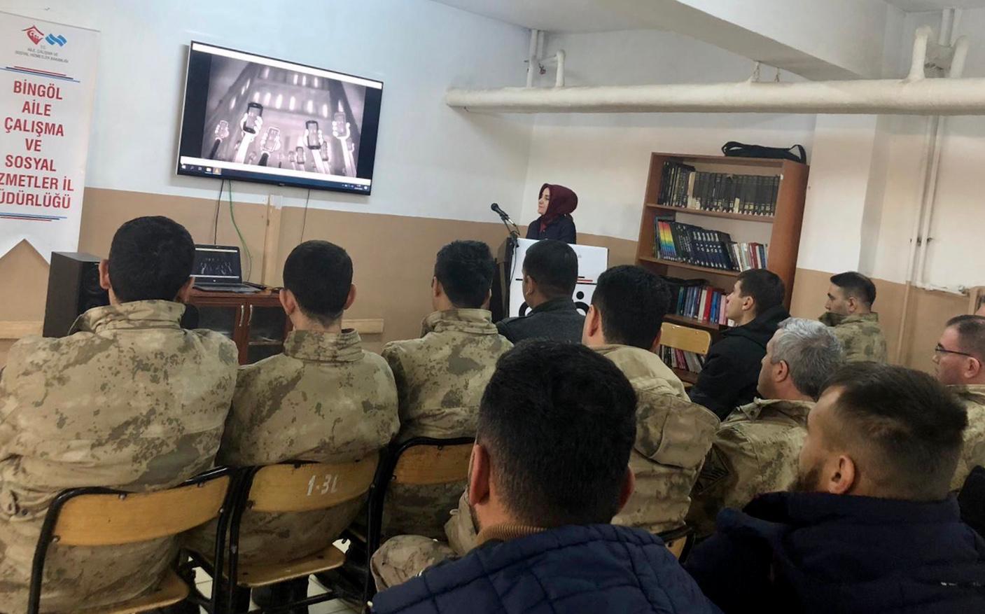 İl Jandarma Komutanlığı’nda Evlilik Öncesi Eğitim ve Aile İçi İletişim Semineri Verildi