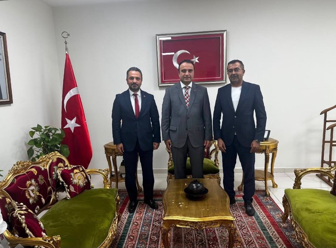 İl Müdürümüz Mahmut SELÇUK ile Muğla Sosyal Yardımlaşma ve Dayanışma Vakfı İl Müdürü İbrahim ERTAŞ, Menteşe Kaymakamı Ali Edip BUDAN’ı makamında ziyaret etti.