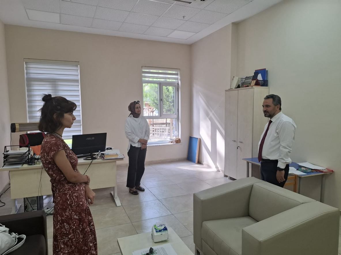 İl Müdürümüz Mahmut SELÇUK, Menteşe Sosyal Hizmet Merkezi Müdürlüğümüzü ziyaret ederek yürütülen hizmetler ve devam eden çalışmalar hakkında bilgi aldı. 