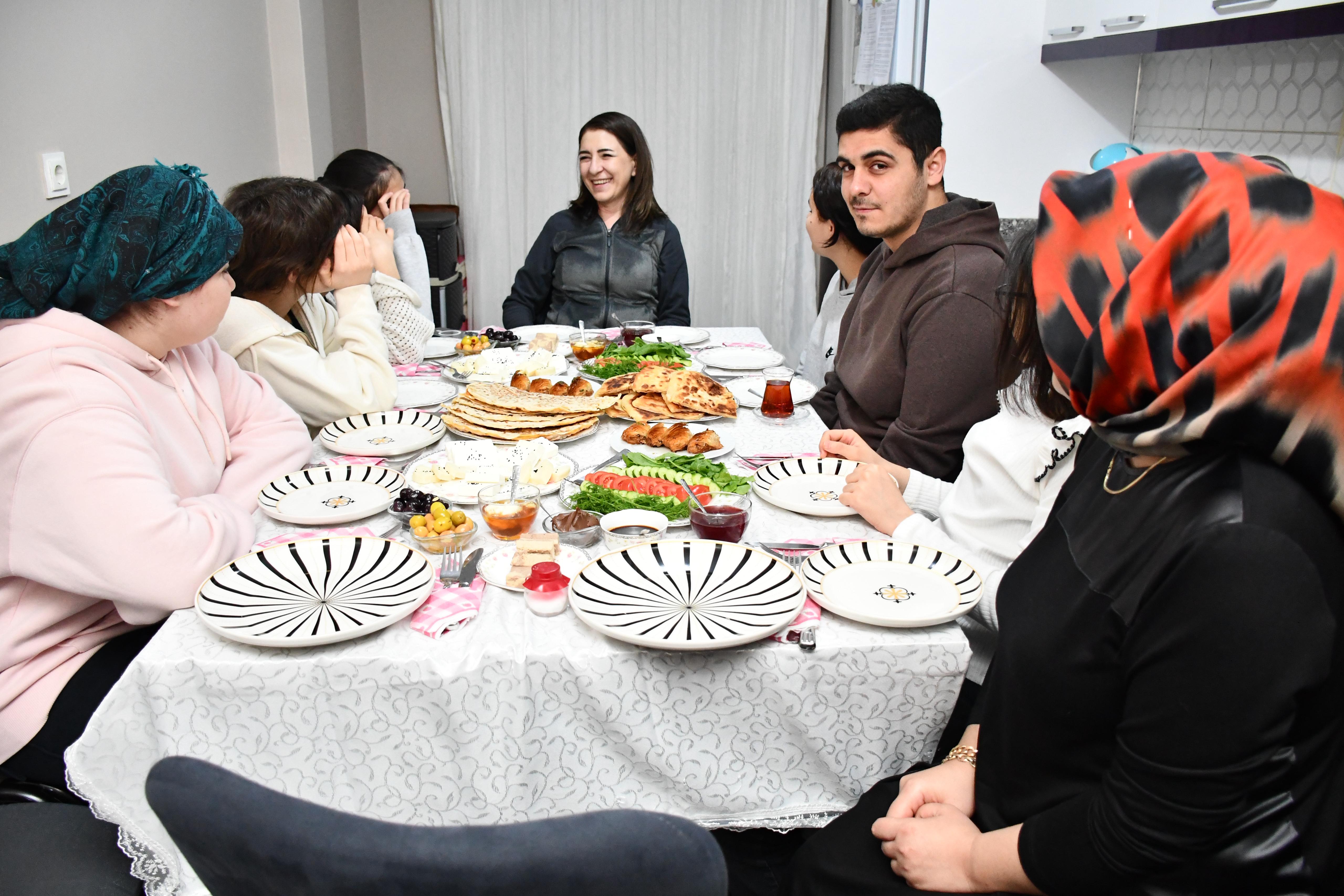 İl Müdürümüz Sayın Çiğdem AÇIKYILDIZ KAZEL, kuruluşlarımızda kalan çocuklarımızla sahurda bir araya geldi.
