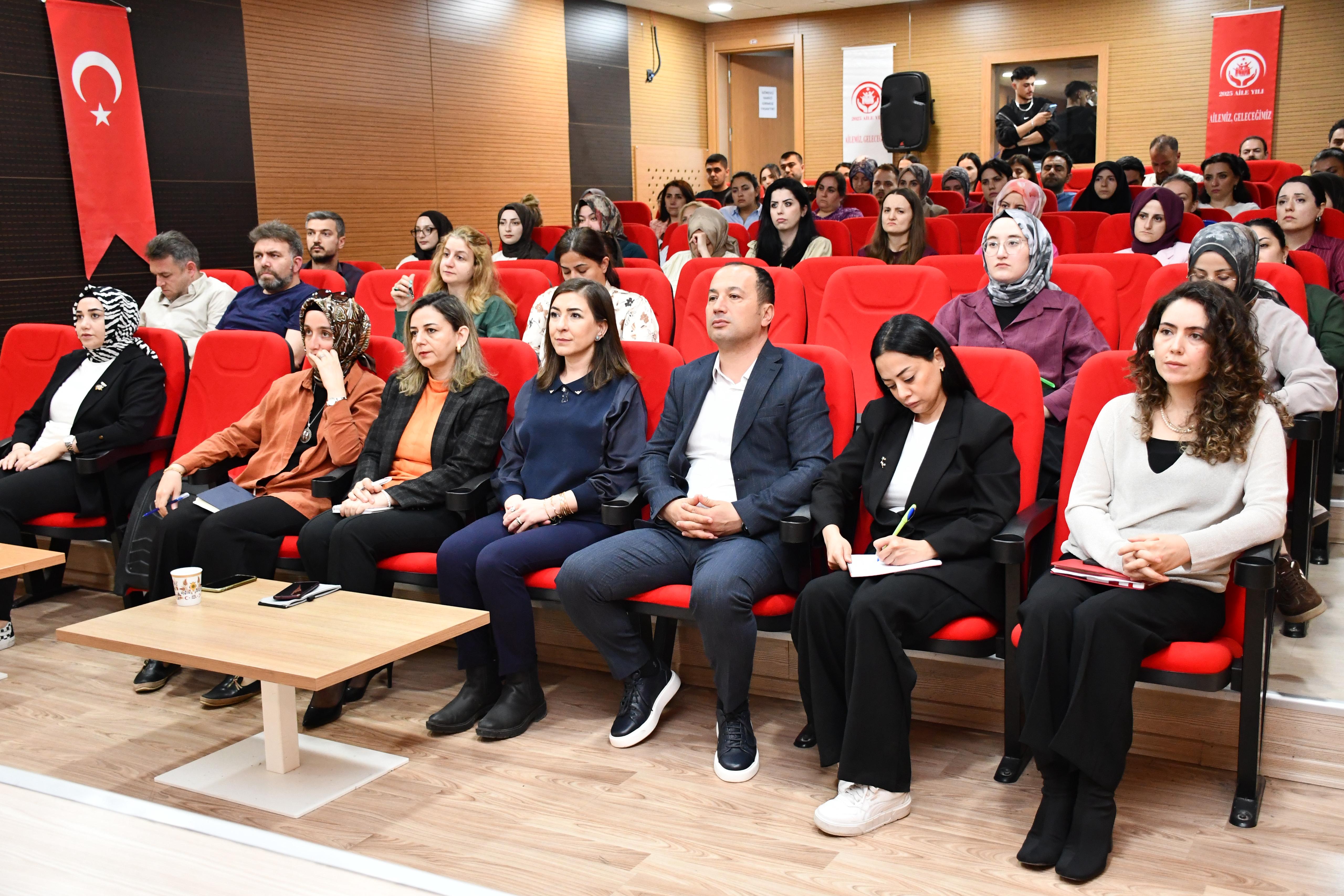 Bakanlığımız tarafından, Müdürlüğümüz ve bağlı kuruluşlarımızda görev yapan meslek elemanlarımıza yönelik “Sosyal Risk Haritaları”, “Aile Rehberi” ve “Çocuklar Güvende” sistemi hakkında eğitim gerçekleştirildi.