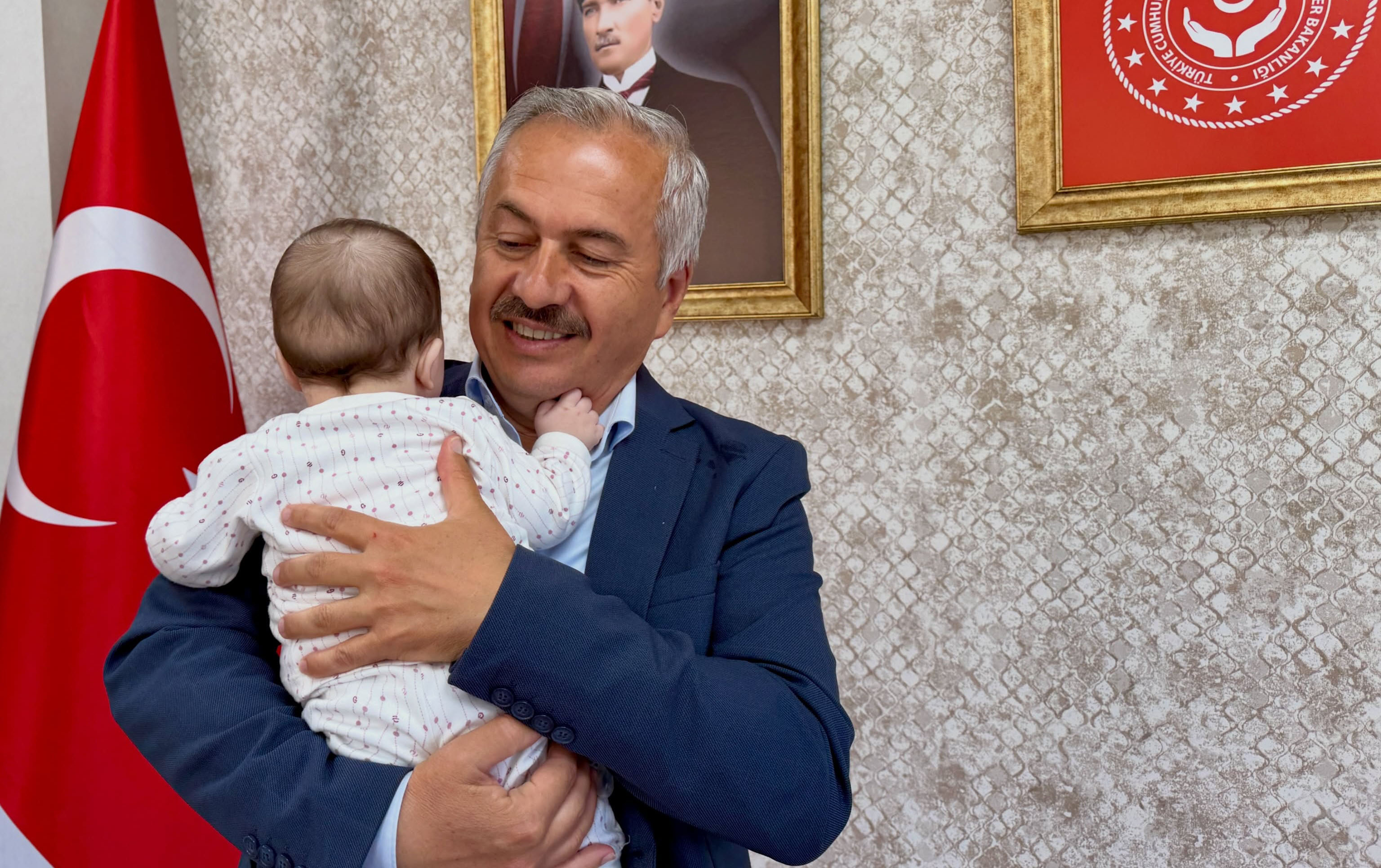 Bir çocuğa verilebilecek en kıymetli hediye; sevgiyle sarıldığı, güvenle büyüdüğü ve huzurla nefes aldığı bir AİLE’dir. 