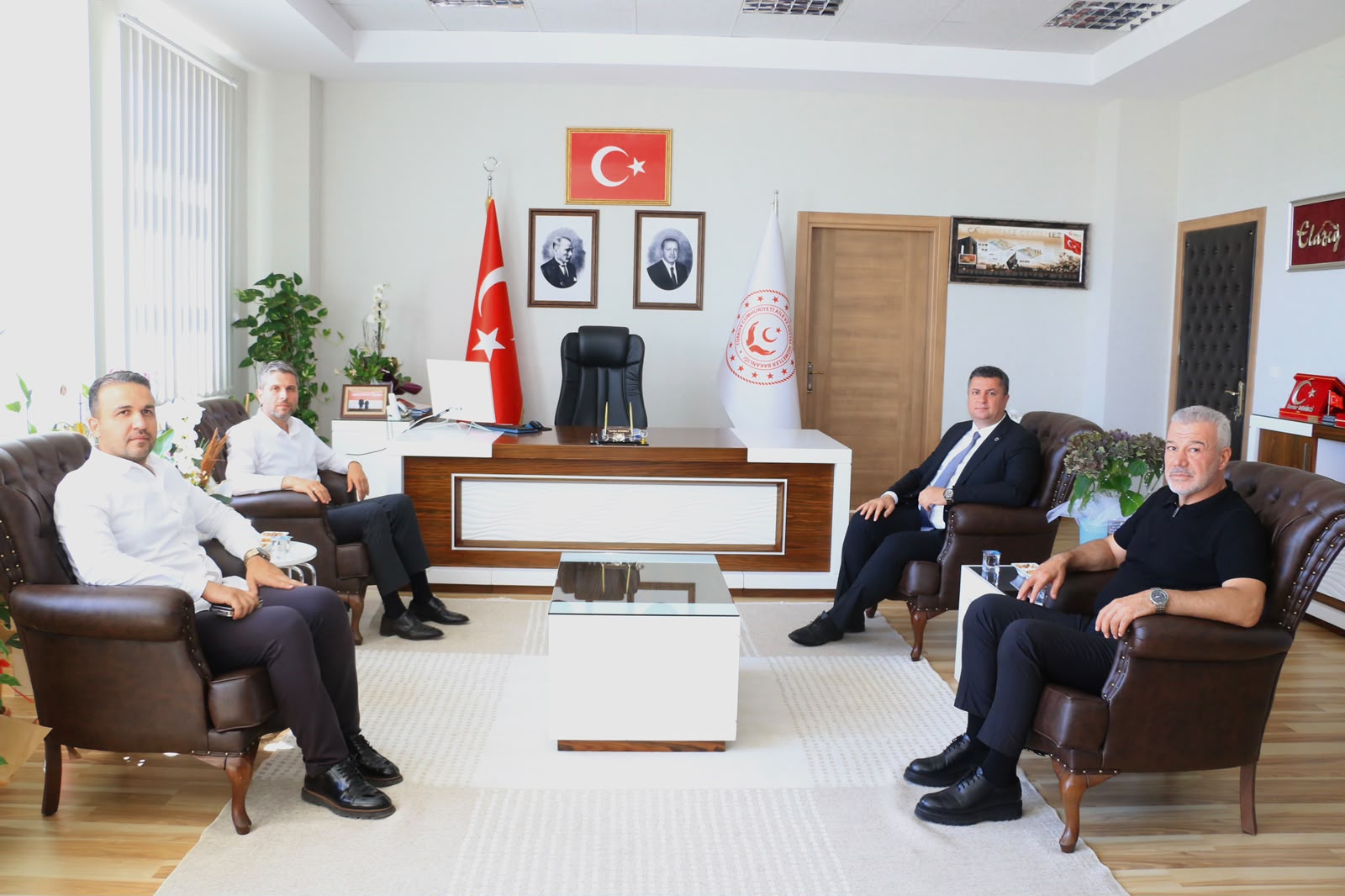 AK PARTİ MİLLETVEKİLİ SAYIN MAHMUT RIDVAN NAZIRLI İLE MÜDÜRÜMÜZ SAYIN SERDAR DEMİRCİ  SOSYAL HİZMET ALANINDA YÜRÜTÜLEN ÇALIŞMALARI HAKKINDA İSTİŞARELERDE BULUNDU