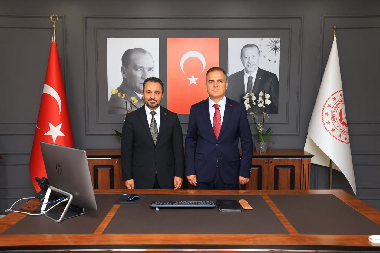 Valimiz Sayın Dr. İdris AKBIYIK, İl Müdürümüz Mahmut SELÇUK’u ziyaret etti. 