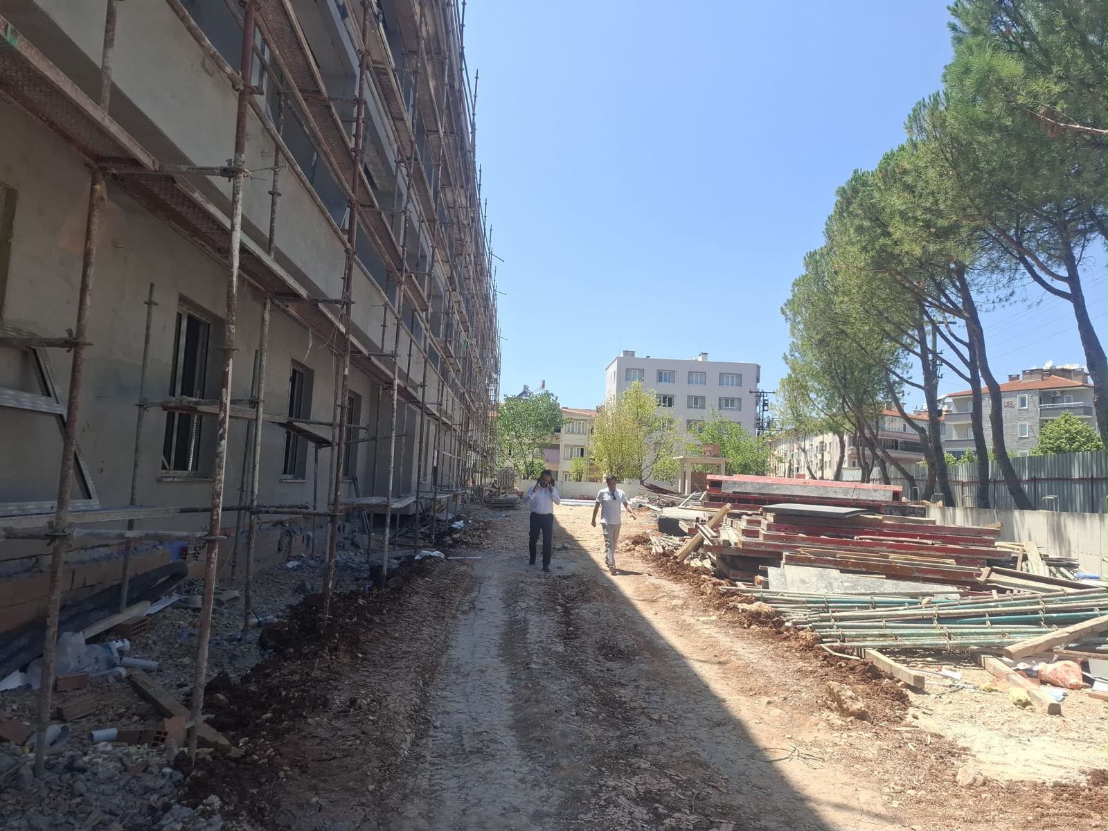 İl Müdürümüz Mahmut SELÇUK, daha önce Müdürlüğümüze bağlı Abide Hasan Nuri ÖNCÜER Huzurevinin hizmet verdiği ve yapımı Muğla Büyükşehir Belediyesi tarafından sürdürülen yeni huzurevi inşaat alanında incelemelerde bulundu. 