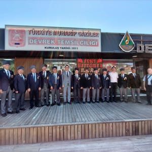 Türkiye Muharip Gaziler Derneği Genel Başkanı Sayın Beyazıt YUMUK ve Yönetim Kurulu üyeleri bir dizi ziyaret için Ankara’dan Devrek ilçemize geldiler. - fotoğraf 1
