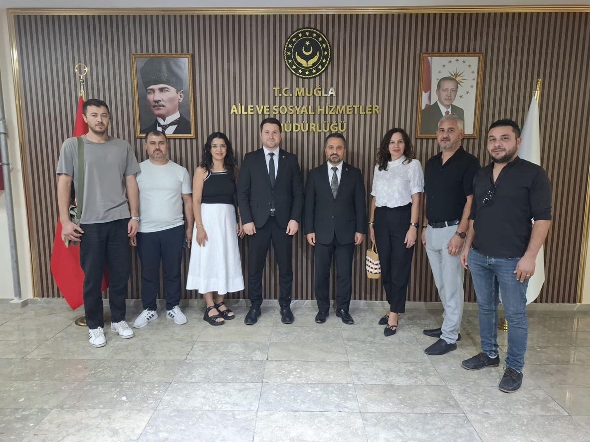 Türk Sağlık-Sen Muğla Şube Başkanı Mehmet ATAŞ, beraberindeki Şube Yönetim Kurulu Üyeleri ve sendika temsilcileri ile birlikte İl Müdürümüz Mahmut SELÇUK’u makamında ziyaret etti.