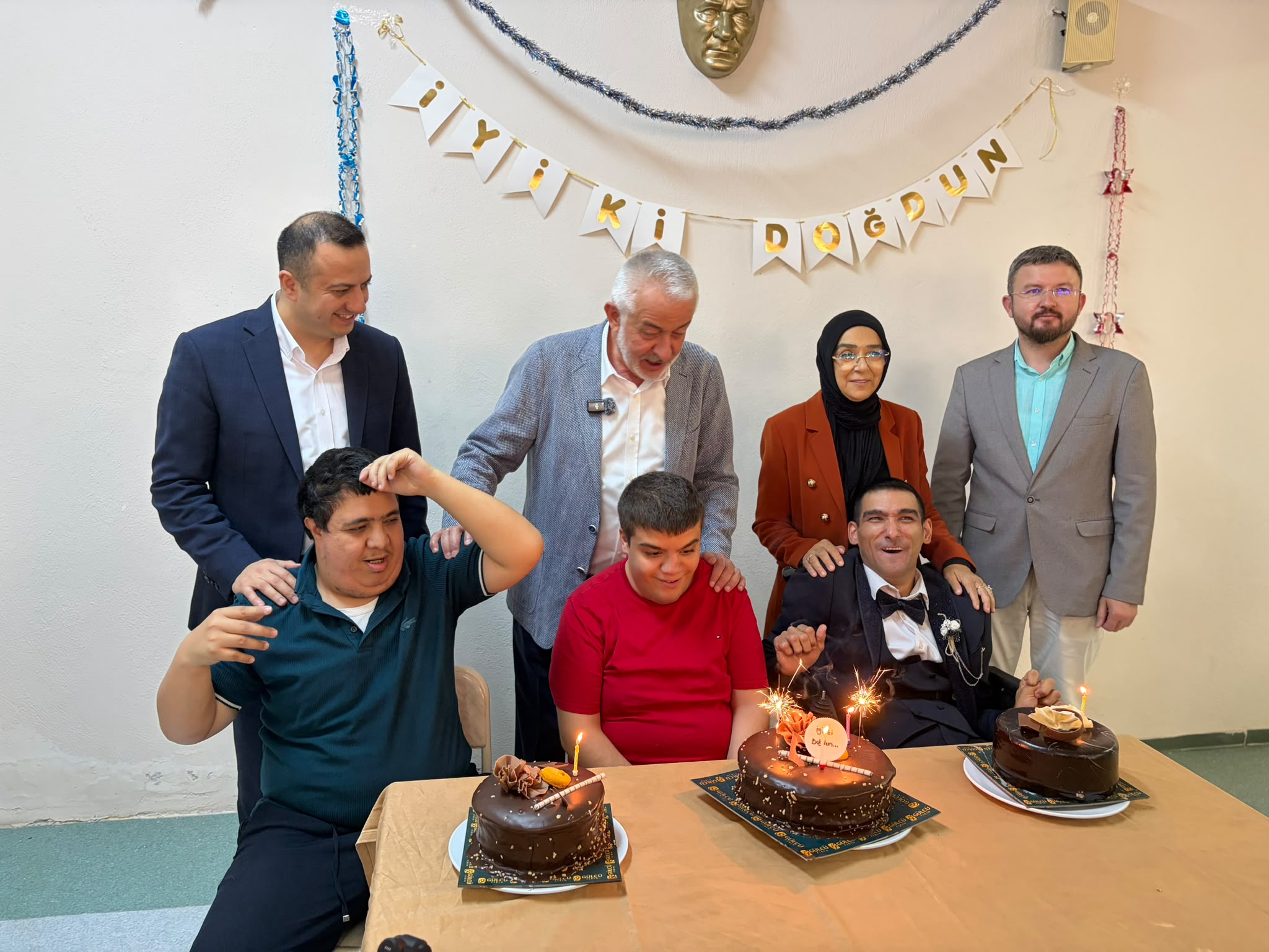 Engelsiz Yaşam Bakım, Rehabilitasyon ve Aile Danışma Merkezimiz Gündüzlü Biriminden hizmet alan sakinlerimizin doğum günü, Isparta Belediye Başkanı Sayın Şükrü Başdeğirmen, kıymetli eşi Sayın Şadiye Başdeğirmen ve İl Müdürümüz Sayın Selim Köse'nin katılımlarıyla kutlandı.