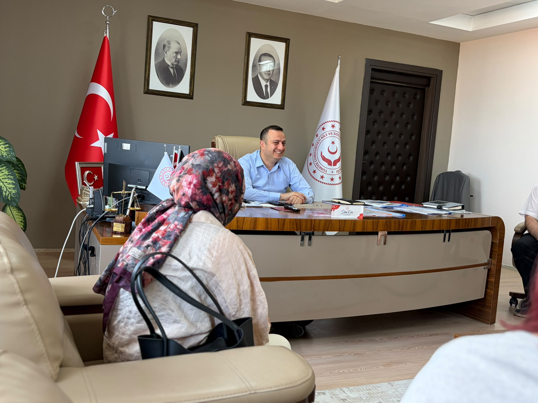 15 Temmuz Demokrasi ve Millî Birlik Günü kapsamında düzenlenen şiir, kompozisyon ve resim yarışmalarında dereceye giren koruma ve bakım altındaki çocuklarımıza, İl Müdürümüz Selim Köse tarafından hediyeler verildi.